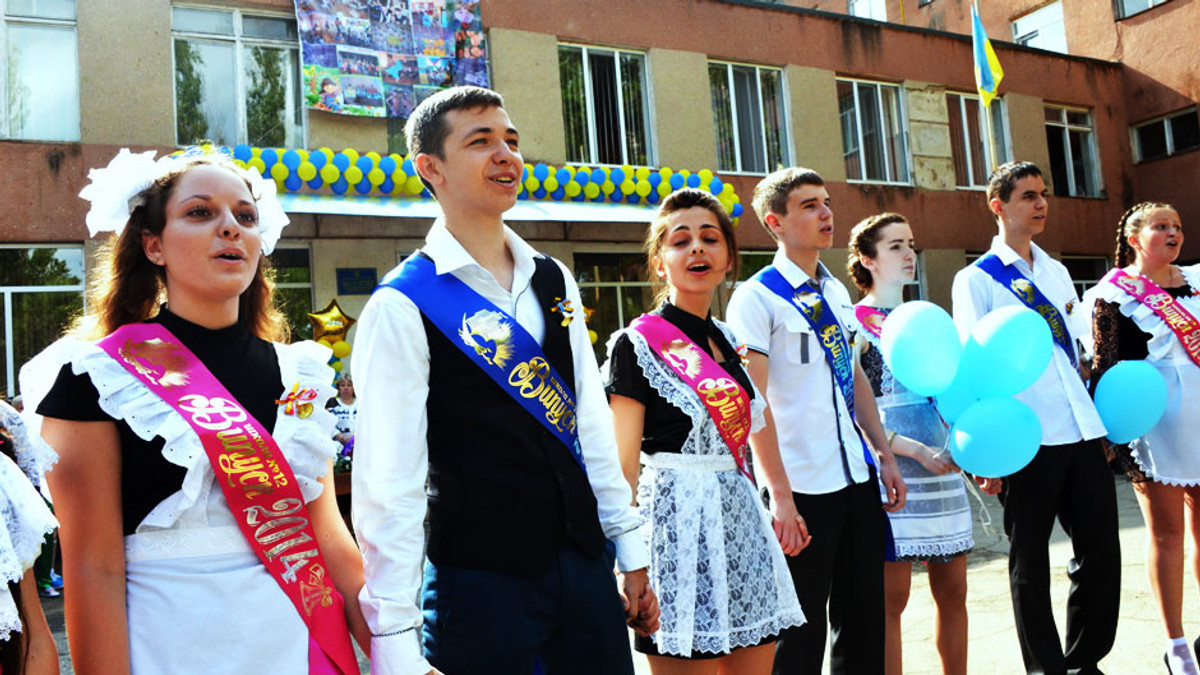 Кримські випускники співали гімн України під музику гімну РФ (Відео) - фото 1