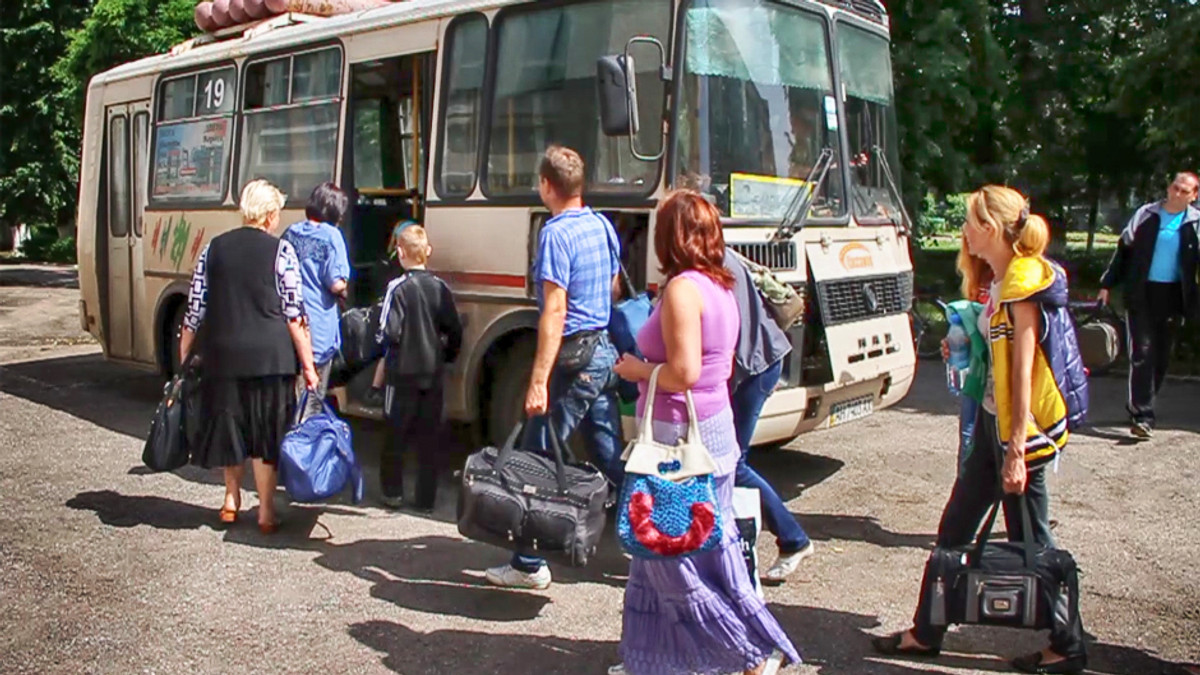 Люди зі Слов'янська тікають у Харків (Відео) - фото 1