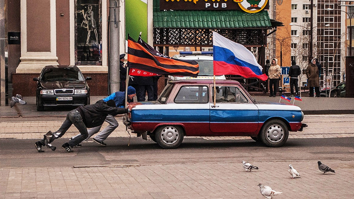 В Керчі влаштували автопробіг з російською символікою - фото 1