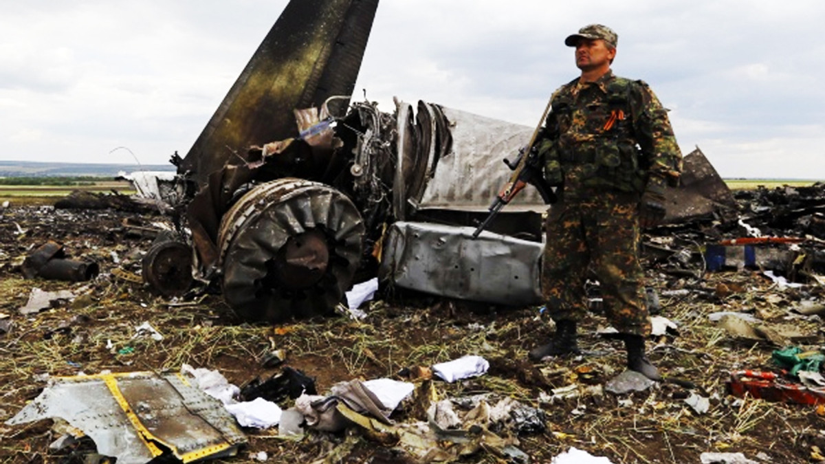 Терористи розгулюють на місці збитого сьогодні літака (Відео) - фото 1