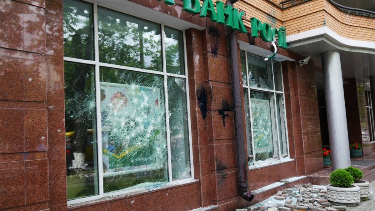 У Києві розтрощили «Сбербанк Росії» (Відео) - фото 1