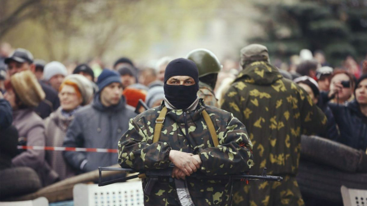 Терористи взялись за контроль банків на Донбасі - фото 1
