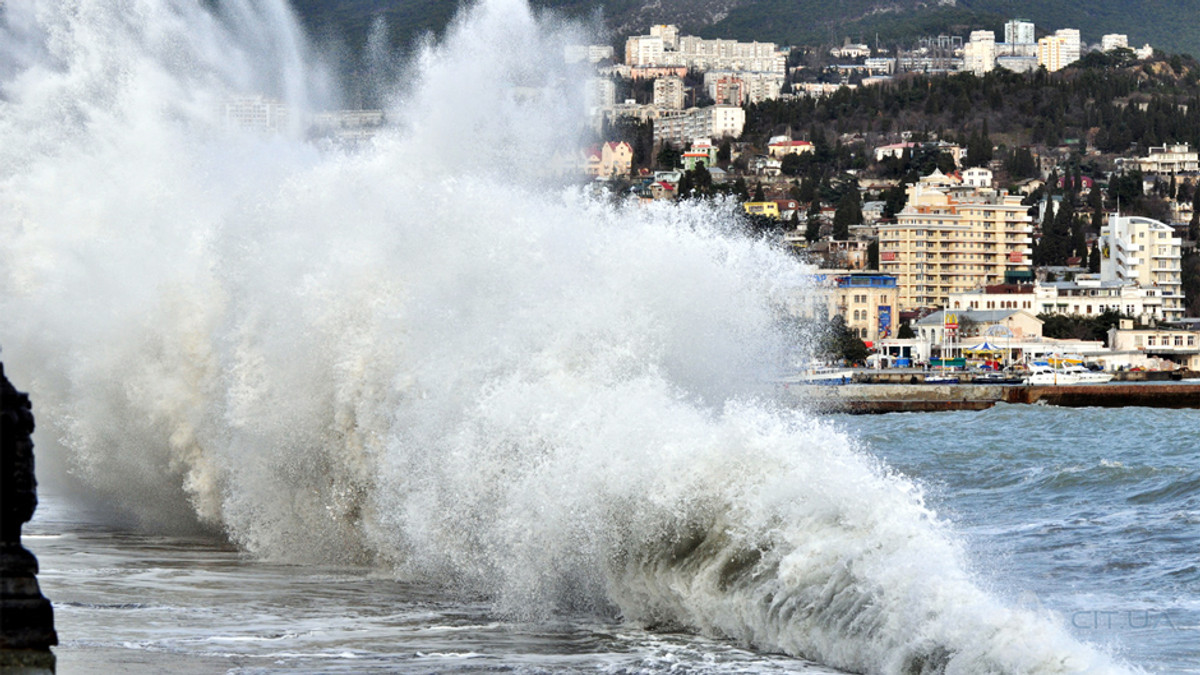 Внаслідок підводного вибуху гігантська хвиля в Одесі ледь не змила пляж (Відео) - фото 1