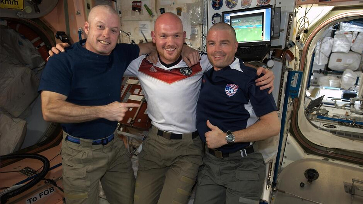Американські астронавти поголилися на орбіті через ЧС (Відео) - фото 1
