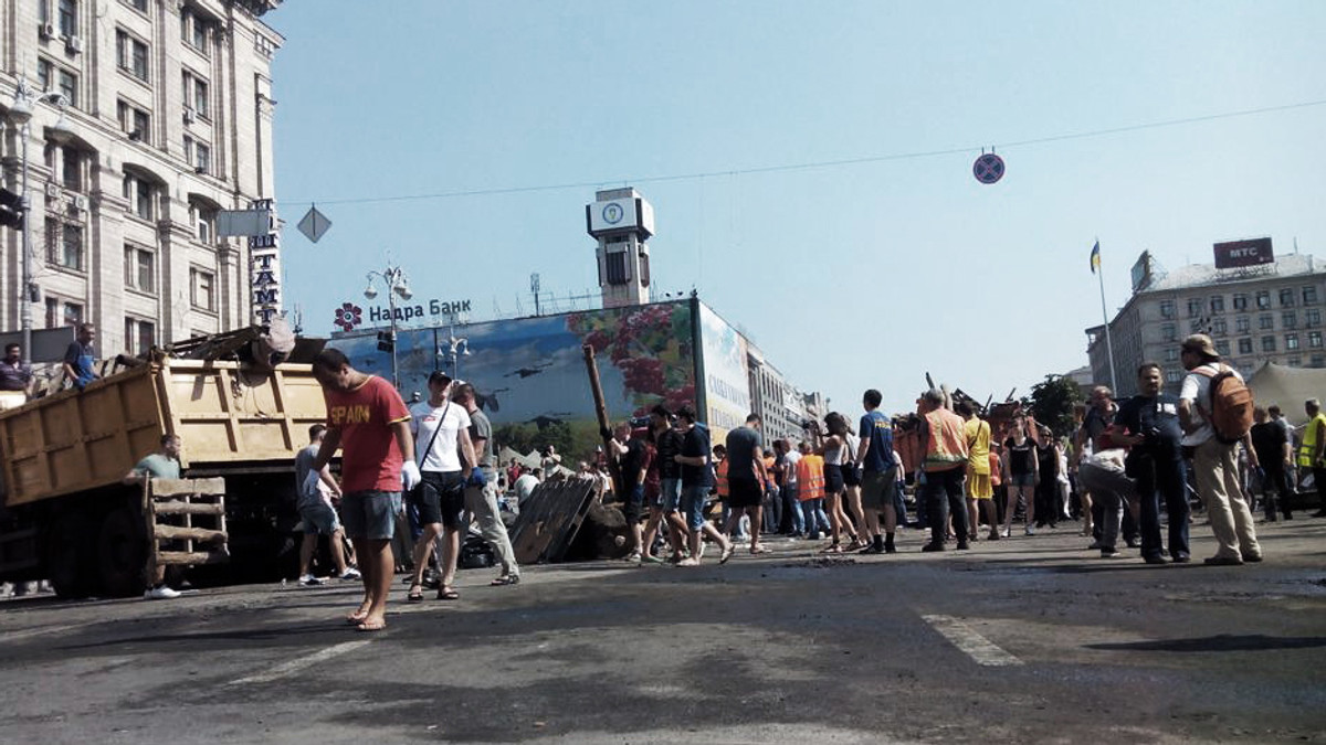 На Майдані триває велике прибирання (Фото) - фото 1
