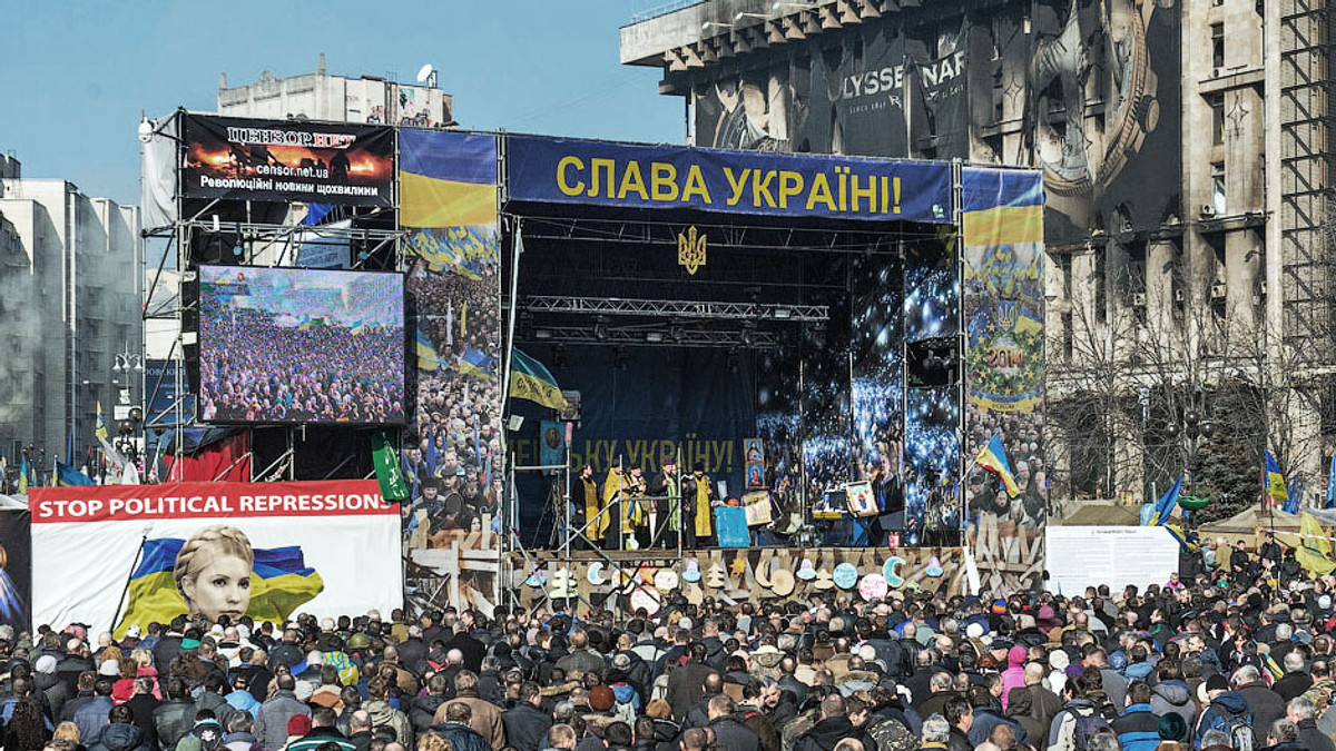 На Майдані розбирають сцену - фото 1