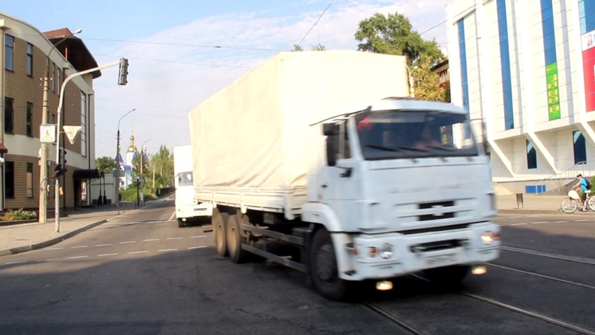 Вантажівки з «гуманітарною допомогою» зупинилися в Луганську (Фото) - фото 1
