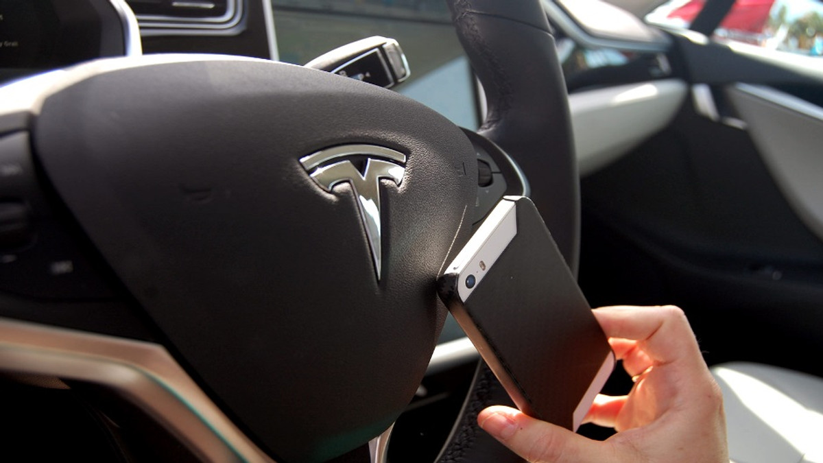 Tesla перетворить iPhone в брелок для свого єдиного седана - фото 1