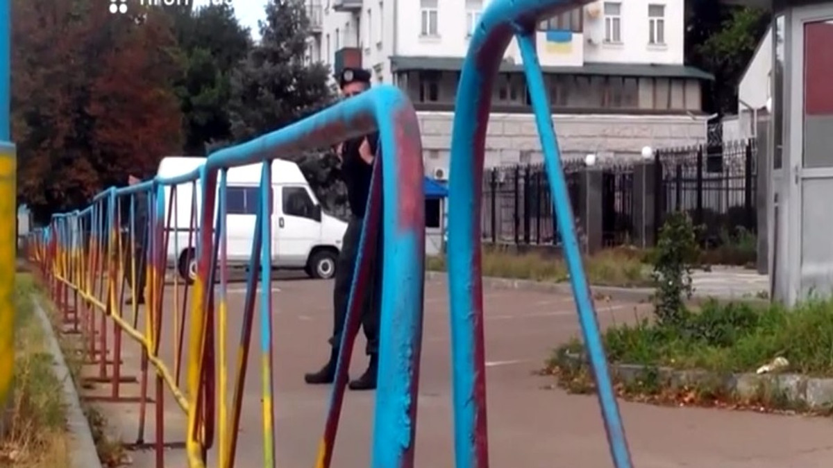 Паркан російського посольства розмалювали в жовто-блакитні кольори (Відео) - фото 1