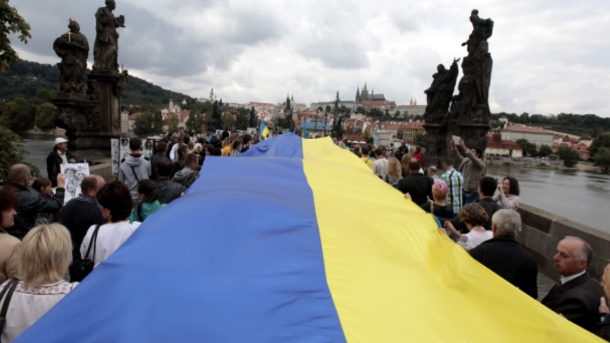 У Чехії на День Незалежності України розтягнули величезний синьо-жовтий прапор - фото 1