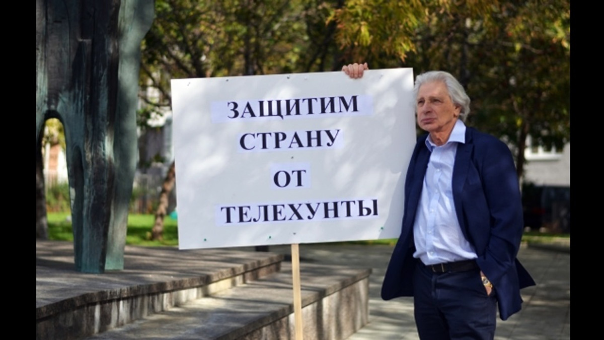 Адвокат Генрі Рєзнік вийшов на пікет в центрі Москви через фільм НТВ - фото 1