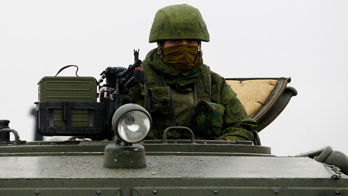 До Луганська зайшли три колони військової техніки з Росії - фото 1