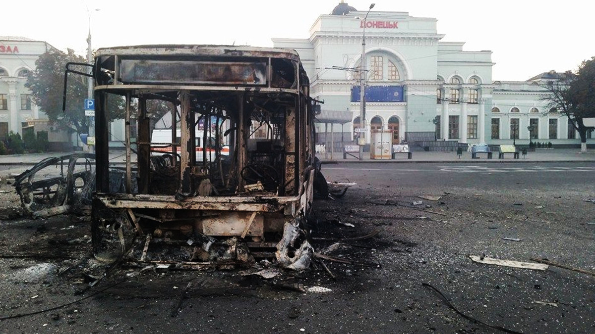 В Донецьку через артобстріл загорівся залізничний вокзал (Відео) - фото 1