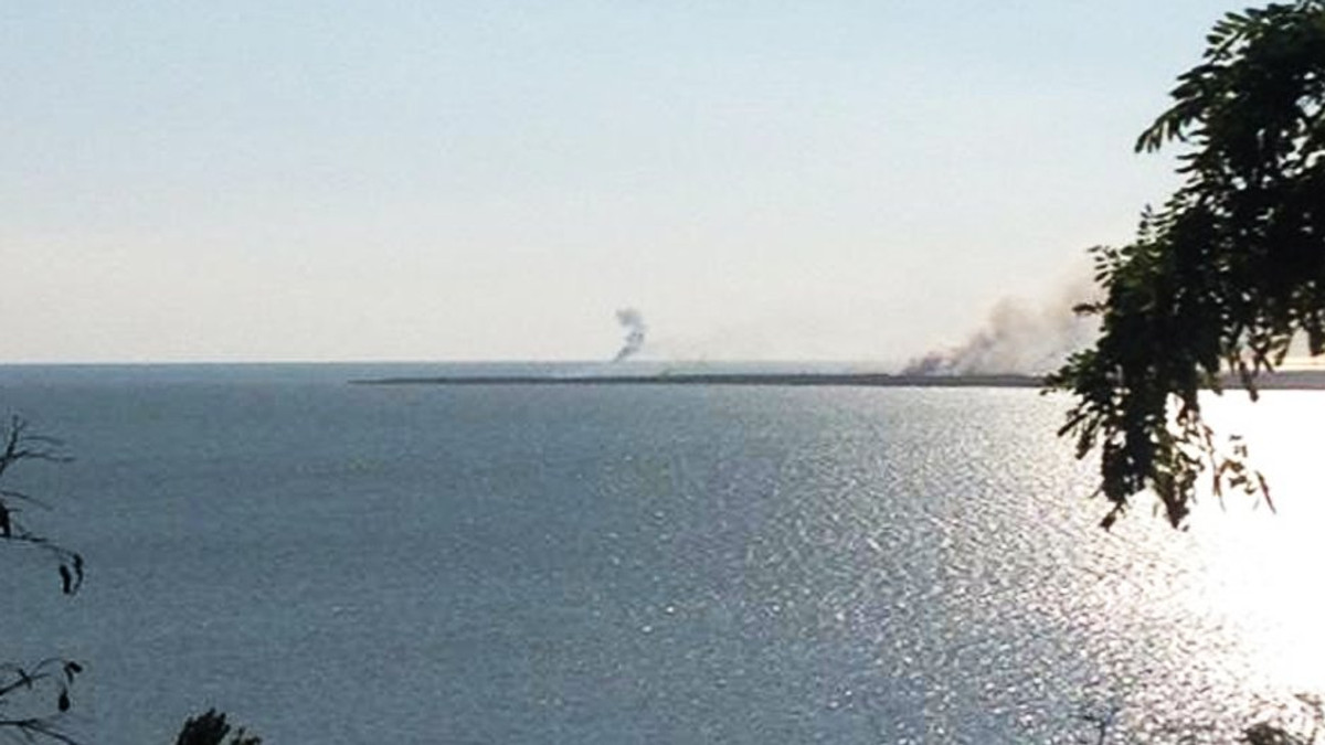 Катери в Азовському морі обстріляли керованими ракетами - фото 1