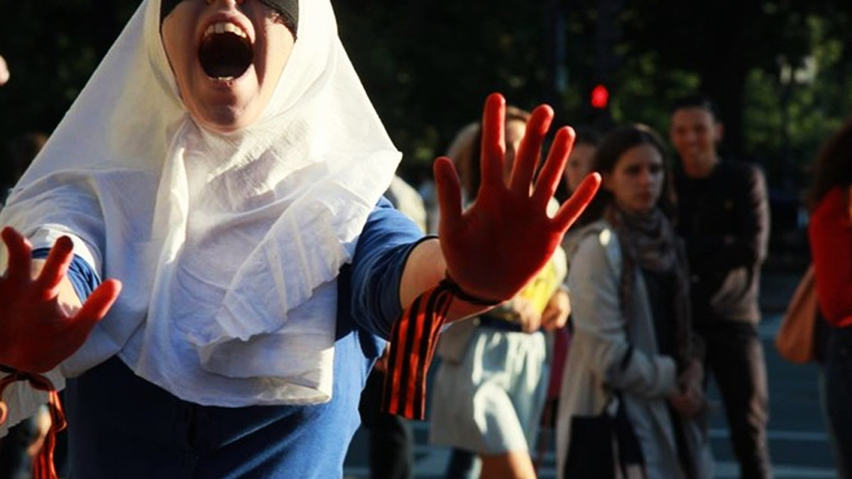 По Петербургу пройшла активістка в образі «осліплої Росії з кров’ю на руках» - фото 1