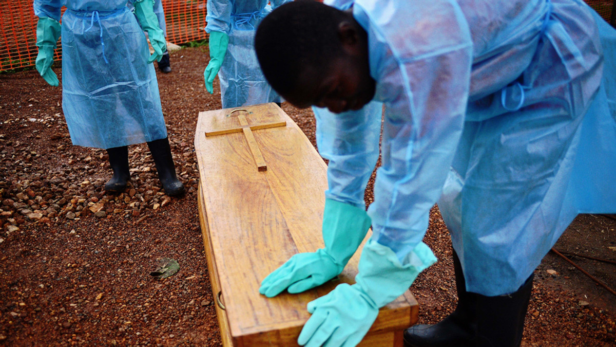 Жителям Сьєрра-Леоне заборонять виходити з дому через Еболу - фото 1