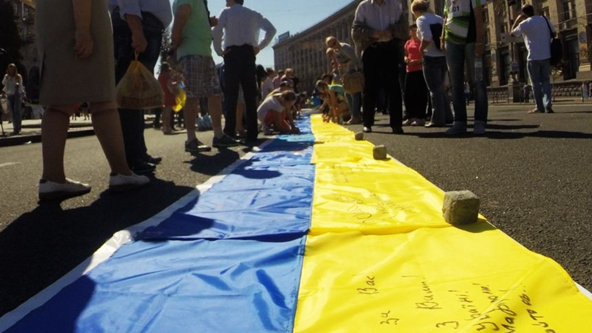 На Майдані розгорнули кілометр прапорів для Маріуполя (Фото) - фото 1