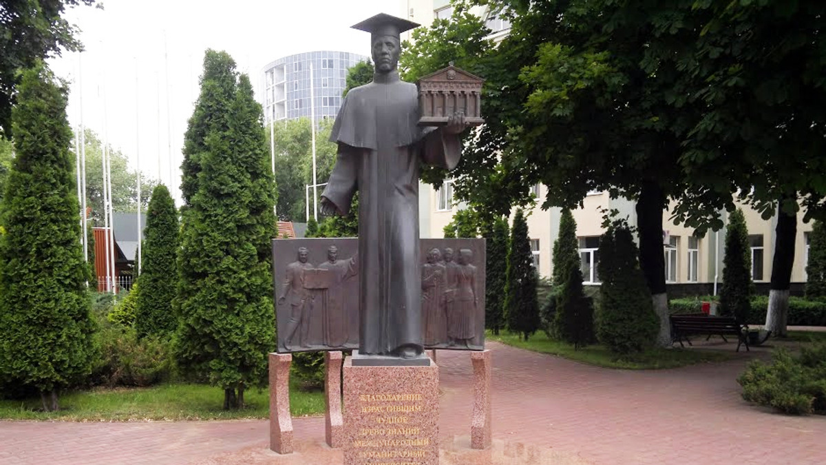 Активісти в Одесі скинули «пам'ятник Ківалову» - фото 1