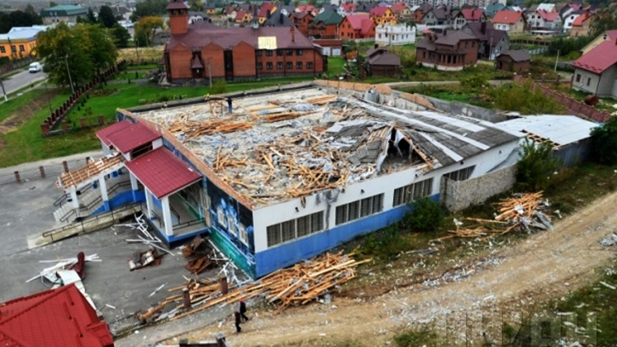 Смерч на Рівненщині позривав дахи з півсотні будинків (Відео) - фото 1