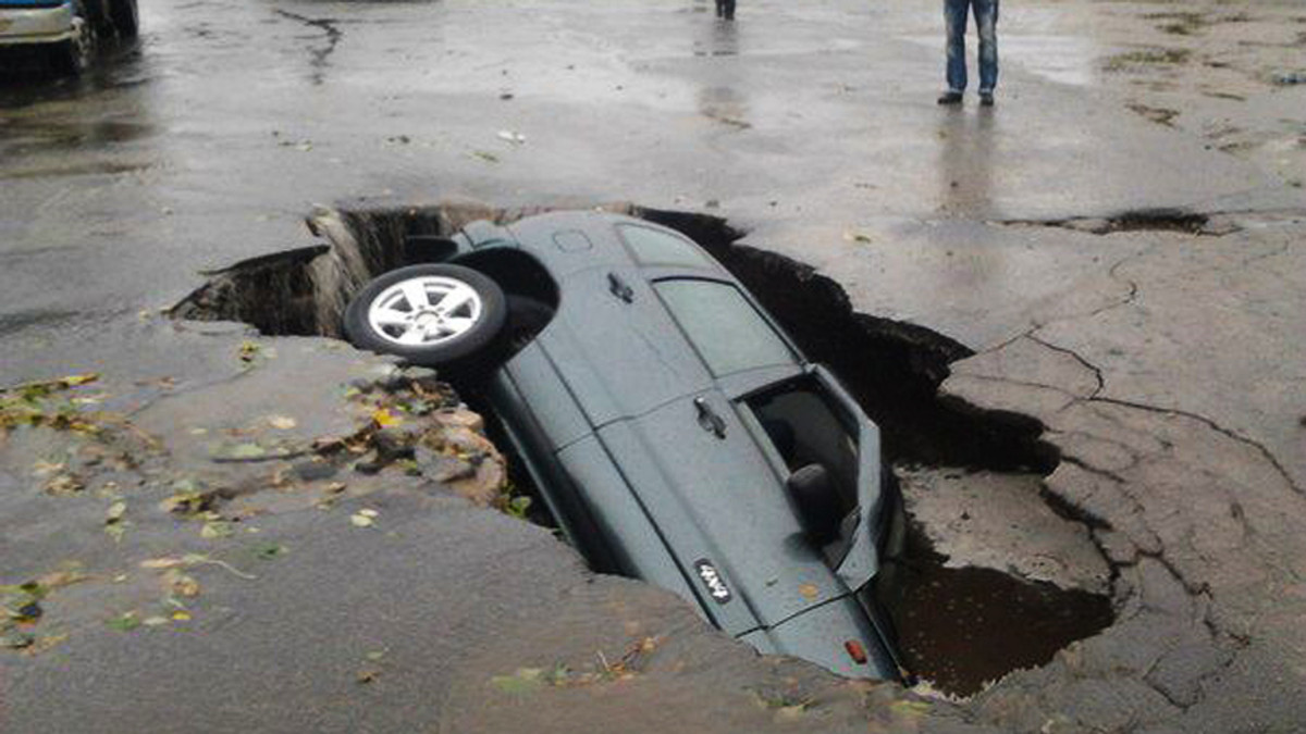 У Дніпропетровську машина провалилась крізь землю (Фото) - фото 1