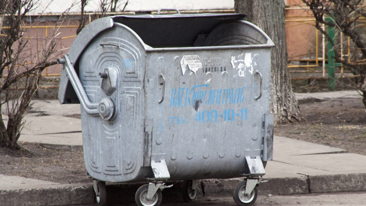 У Черкасах двох депутатів «люстрували» сміттєвим баком (Відео) - фото 1