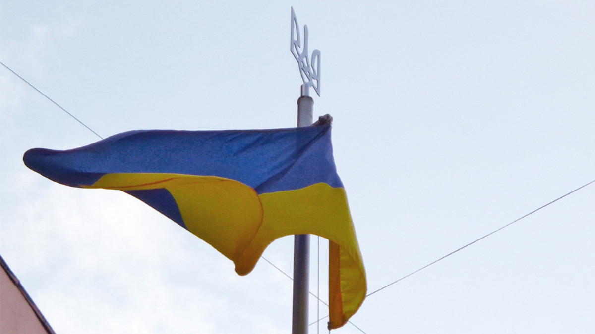 У Ровеньках на Луганщині придумали знімати українські прапори «для прання» - фото 1