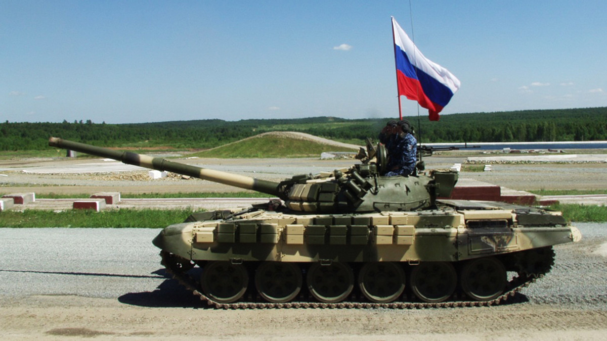 За 15 км від Щастя стоїть біля 20 російських танків - фото 1