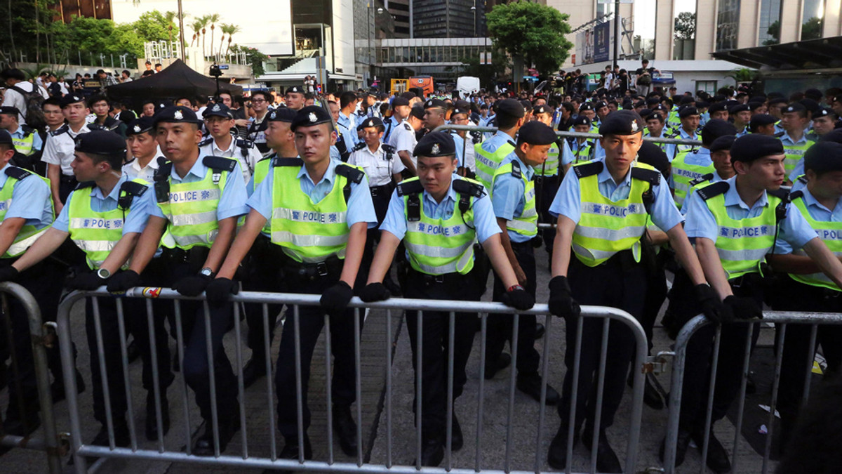 У Гонконгу сутички між демонстрантами й службою безпеки країни - фото 1