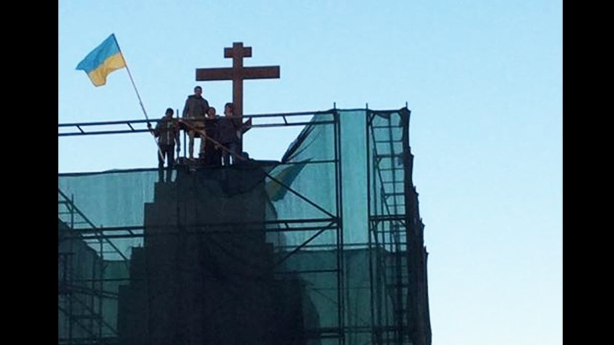На місці пам'ятника Леніну в Харкові встановили хрест - фото 1