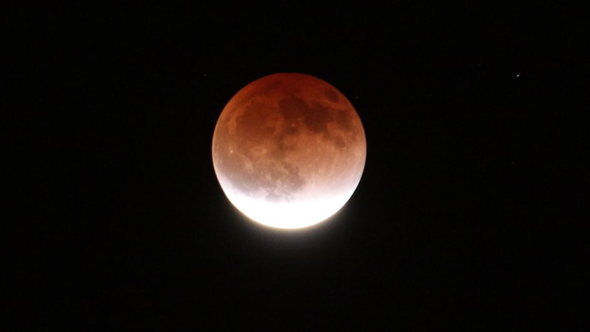 Сьогодні відбувається повне затемнення Місяця (Наживо) - фото 1