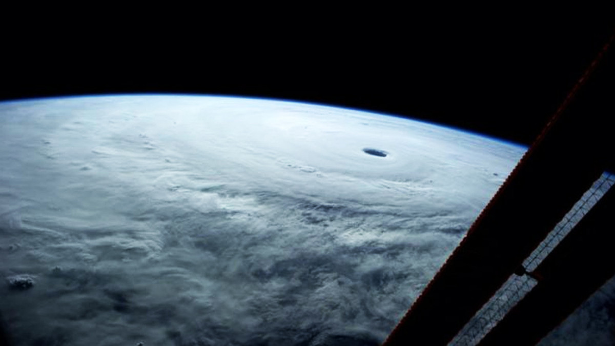 Найпотужніший ураган року зняли з космосу - фото 1