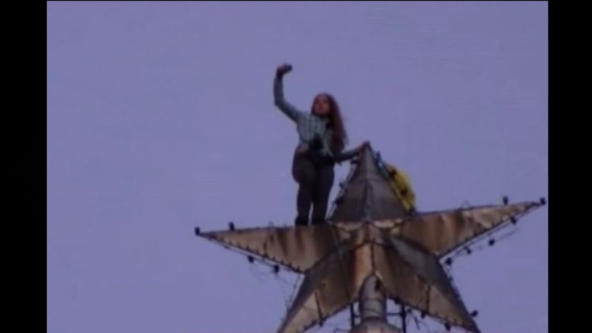 Школярка в  Києві почепила прапор України на висотку (Відео) - фото 1