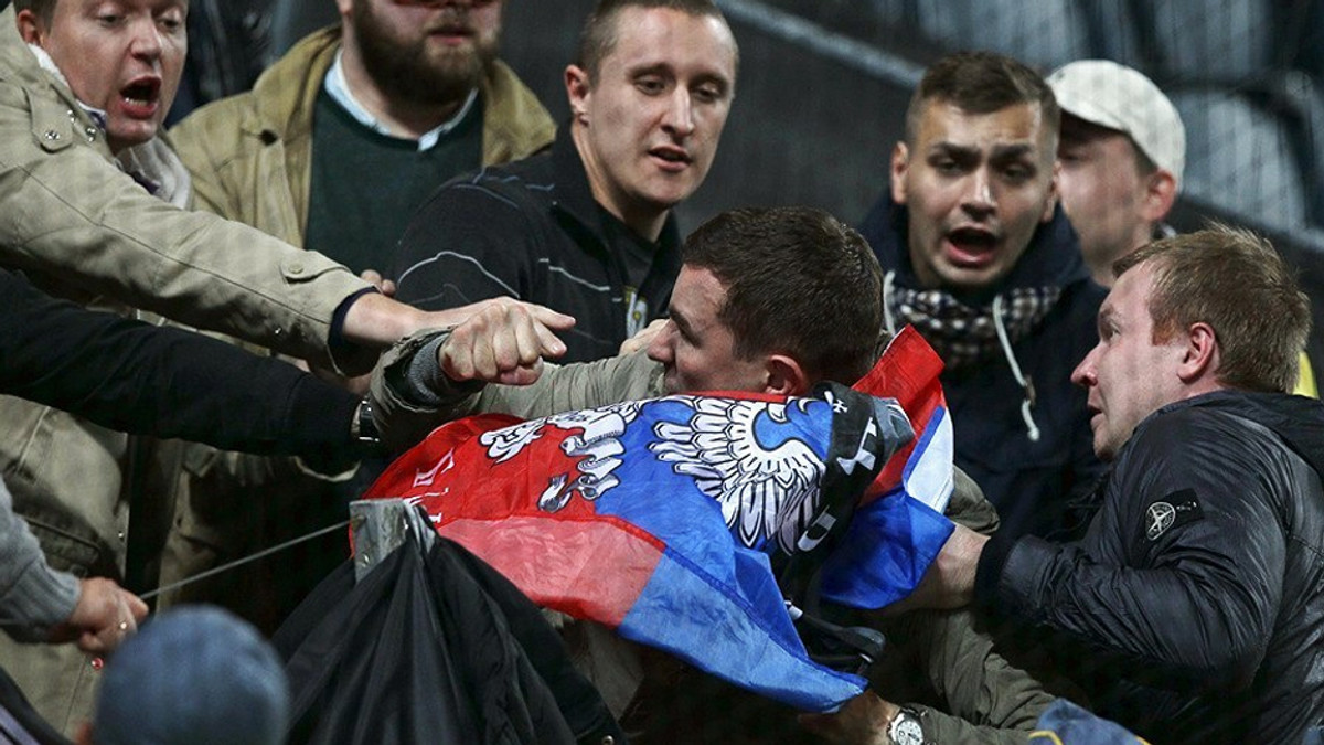 На матчі Швеція-Росія росіяни побилися через прапор «ДНР» (Відео) - фото 1