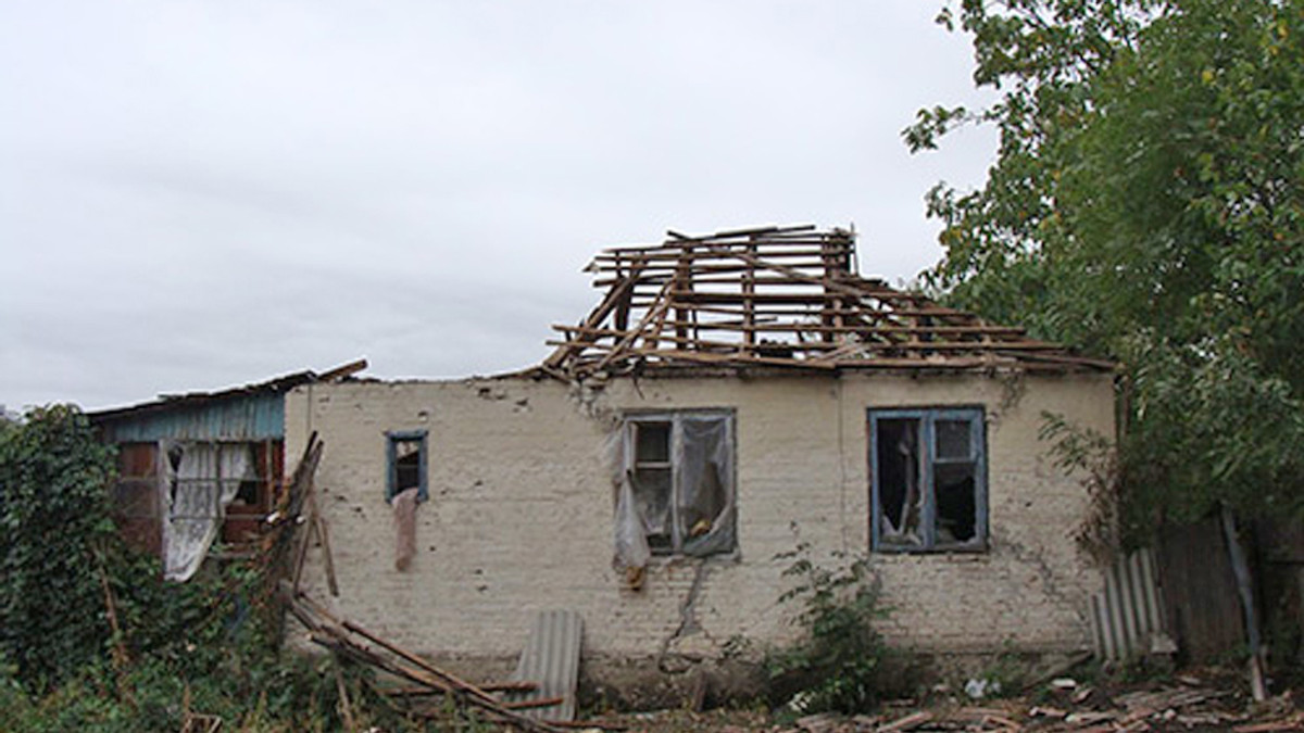 Сліди війни у селищі Краснолучський на Луганщині (Фото) - фото 1