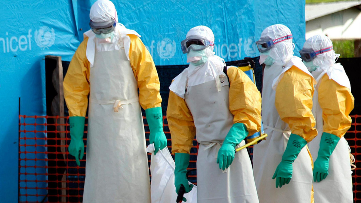 Українським лікарям куплять спеціальну форму від Еболи - фото 1
