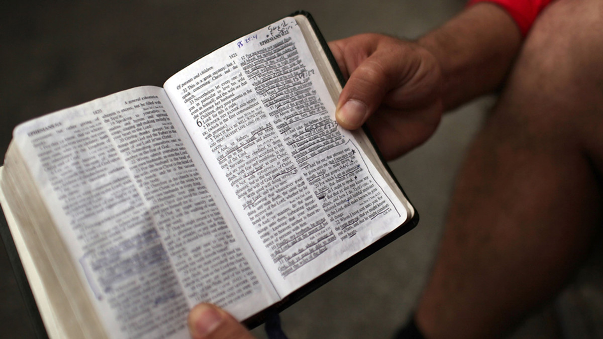 Мешканця Сочі оштрафували за публічне читання Біблії - фото 1