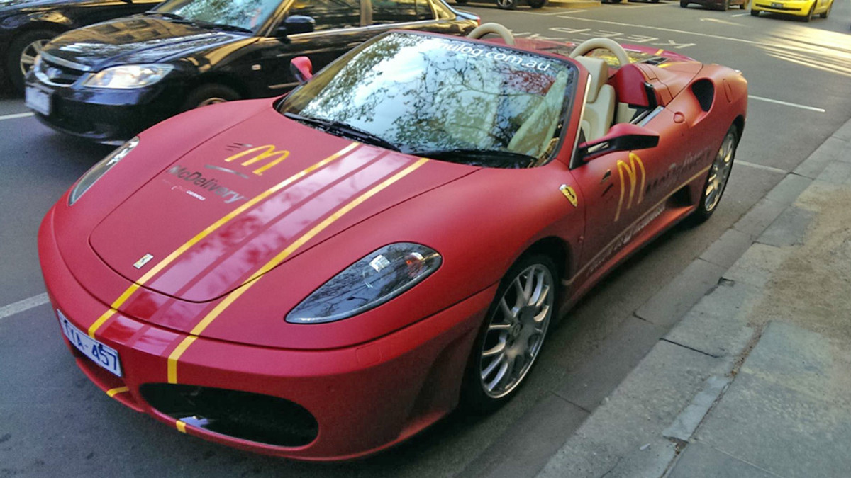 McDonald's в Австралії доставляє їжу на Ferrari і Lamborghini (Відео) - фото 1