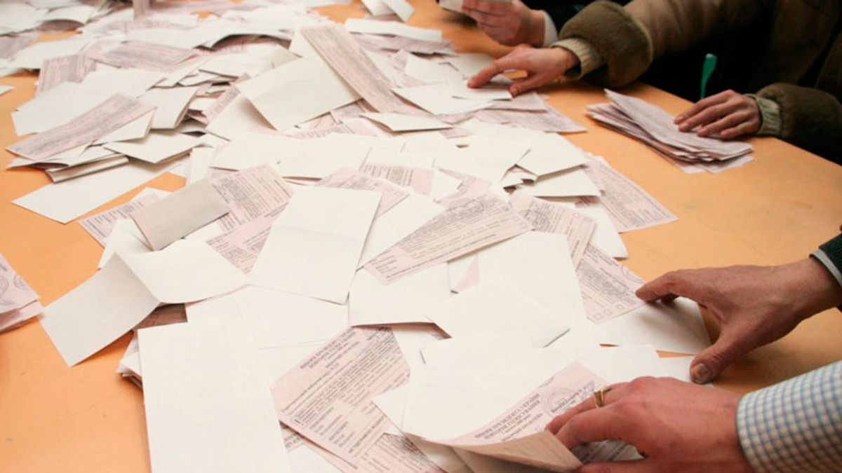 Члени виборчкому в Артемівську зіпсували половину бюлетенів - фото 1