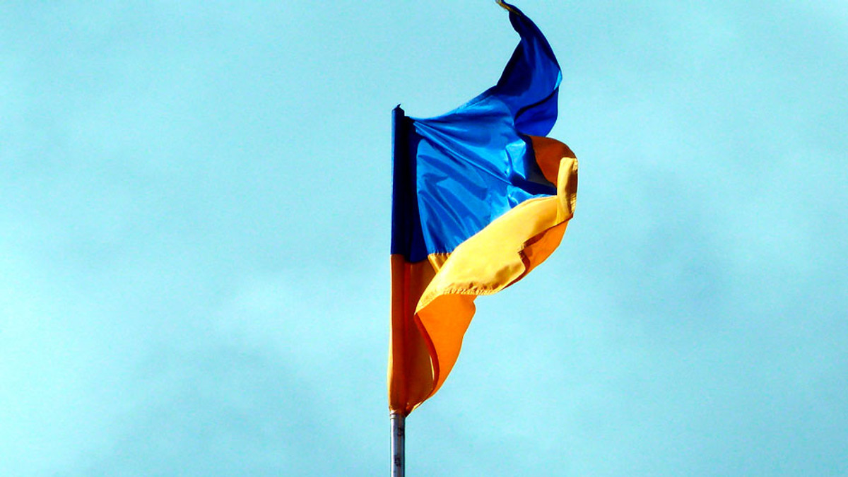 Над донецьким аеропортом знову підняли український прапор (Відео) - фото 1