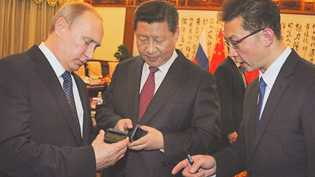 Путін подарував китайському лідеру російський смартфон з китайських деталей - фото 1