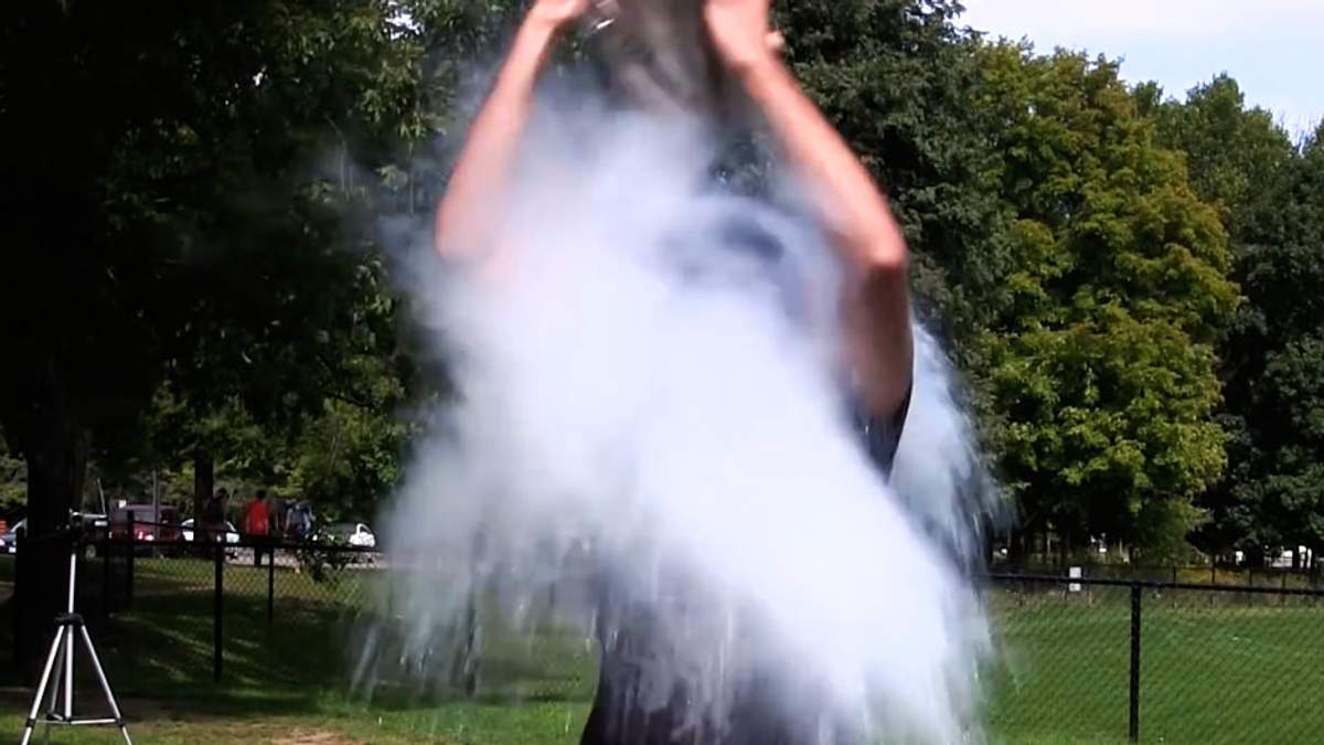 Російський вчений облився рідким азотом в рамках Ice Bucket Challenge (Відео) - фото 1