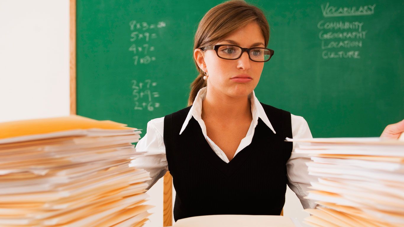 У Латвії оштрафували десятки вчителів за незнання державної мови - фото 1