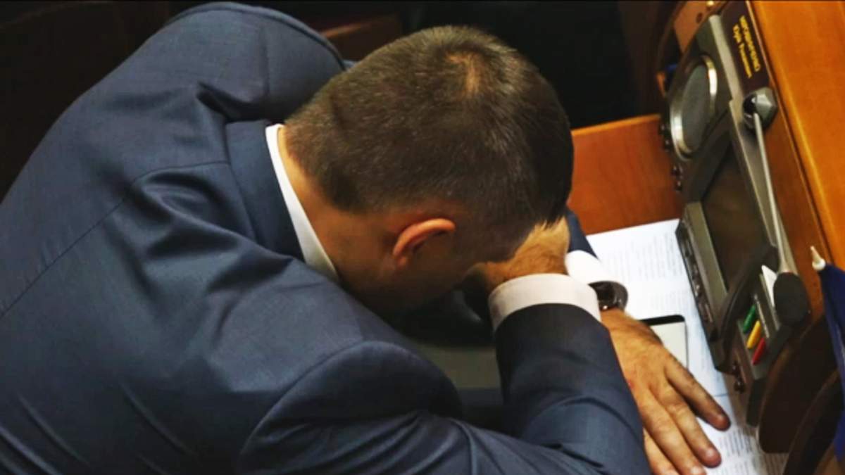 Депутат від «Опозиційного блоку» заснув на першому засіданні Ради - фото 1