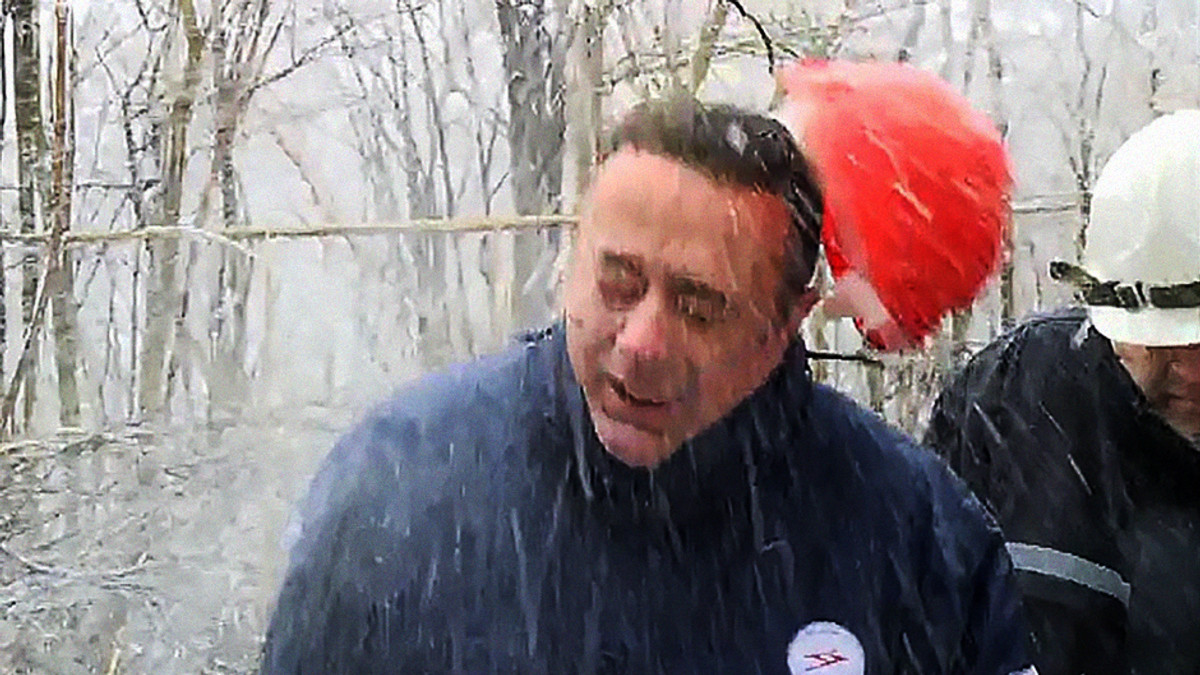 Як звичайна каска врятувала міністра енергетики Сербії (Відео) - фото 1