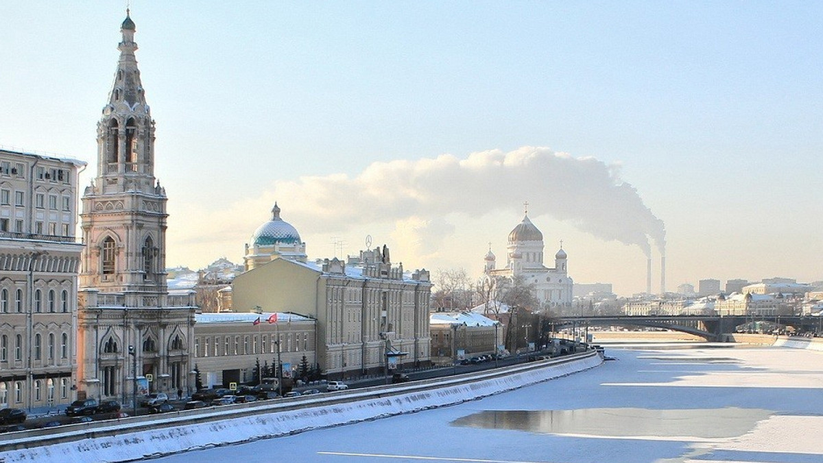 Москву засипає снігом - фото 1