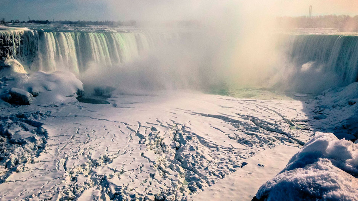 Вперше в історії людина підкорила замерзлий Ніагарський водоспад (Відео) - фото 1