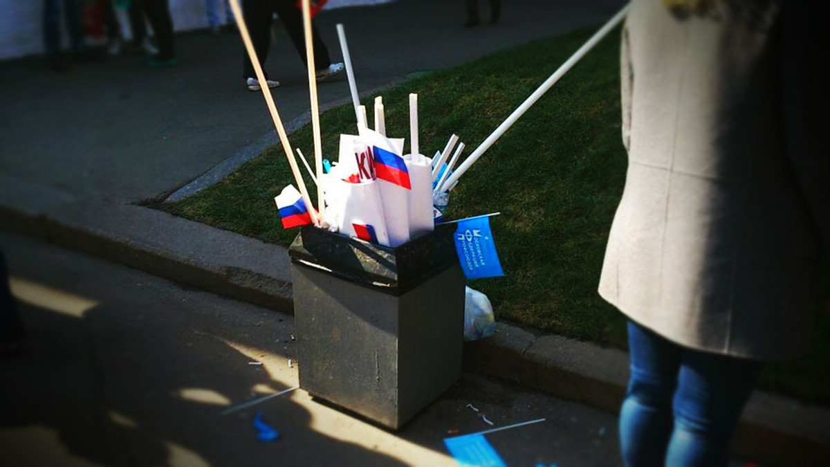 В «День єднання Білорусі та Росії» мінчани зривають прапори РФ (Фото) - фото 1