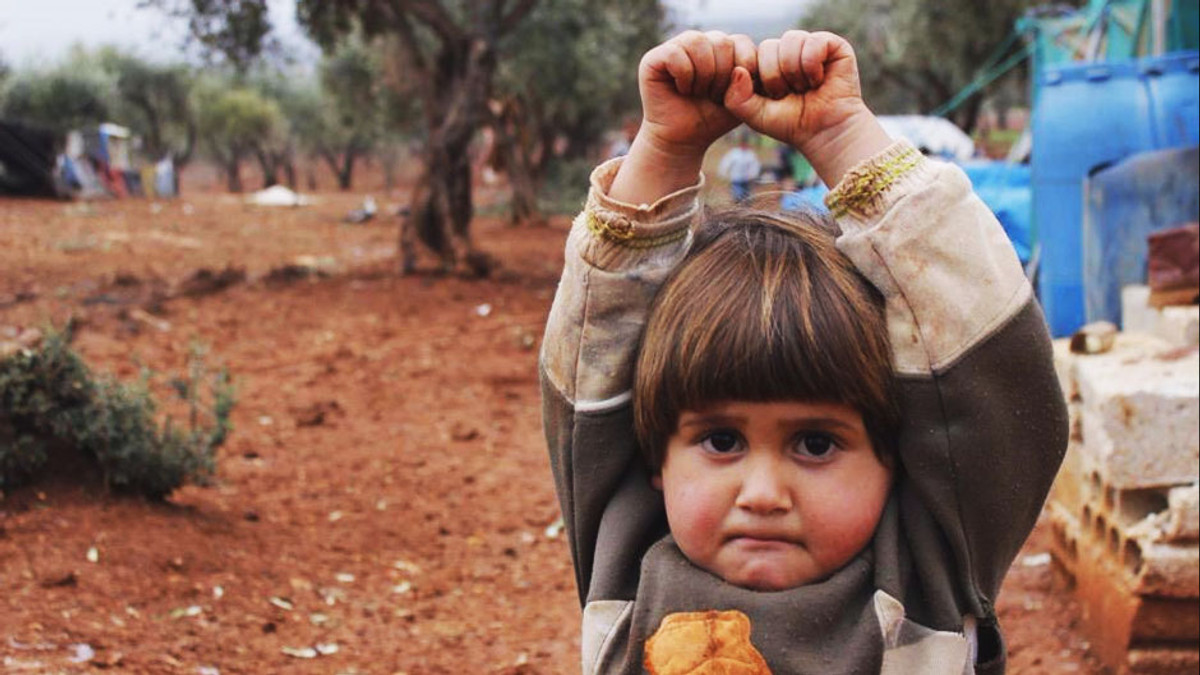 Фото сирійської дівчинки, яка «здалася» фотографу, зворушило світ - фото 1