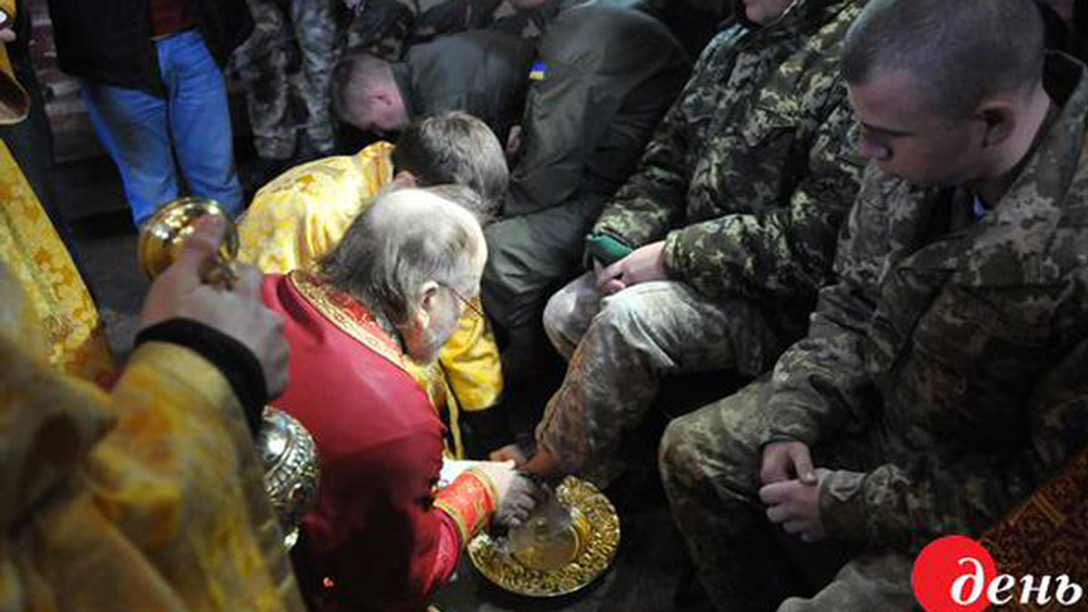 У Львові єпископ омив ноги 12 бійцям АТО (Фото) - фото 1