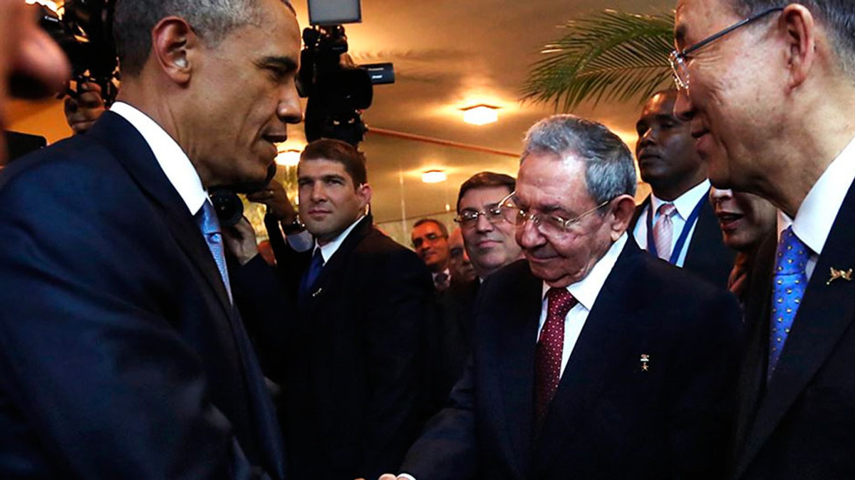 На саміті в Панамі президенти США і Куби потиснули один одному руки - фото 1